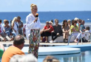 Moderatorin Andrea Kiewel fühlt sich auf einer der Inseln des ewigen Frühlings sichtlich wohl. Copyright ZDF/ZDF Sascha Baumann